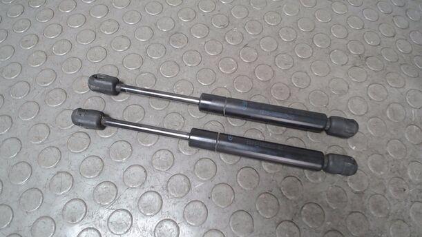 Foto: HAUBENDÄMPFERPAAR eines Ford Mondeo 1.8 Turnier Avantgarde