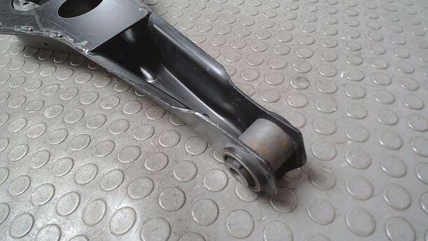 Foto: ZUGSTREBE/ QUERSTREBE eines Ford Mondeo 1.8 Turnier Style
