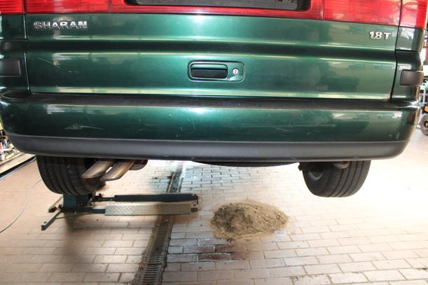 Foto: STOSSFÄNGER/ STOßSTANGE HINTEN ( AB 2000 ) eines VW Sharan 1.8 5V Turbo Style