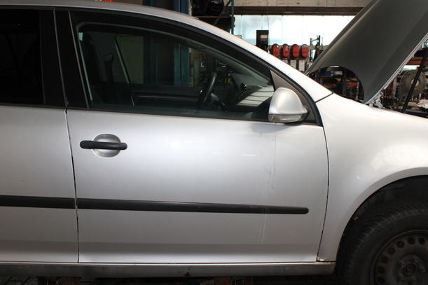 Foto: TÜR VORNE RECHTS ( 4/5 TÜRER ) eines VW Golf 1.9 TDI Style