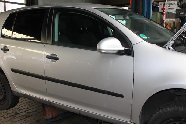 Foto: TÜR VORNE RECHTS ( 4/5 TÜRER ) eines VW Golf 1.9 TDI Style