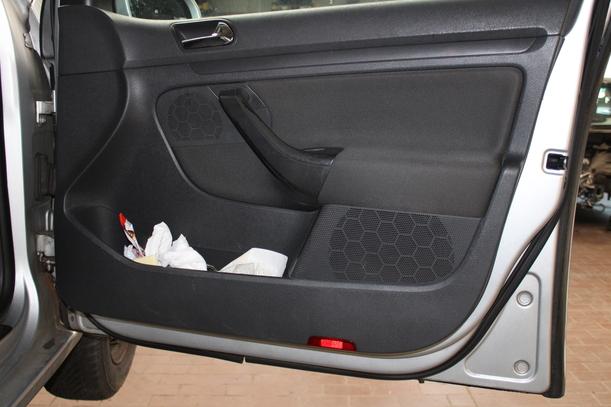 Foto: TÜR VORNE RECHTS ( 4/5 TÜRER ) eines VW Golf 1.9 TDI Style