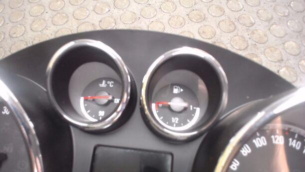 Foto: TACHOEINHEIT (ENTHEIRATET) eines Opel Astra 2.0 CDTI DPF Style