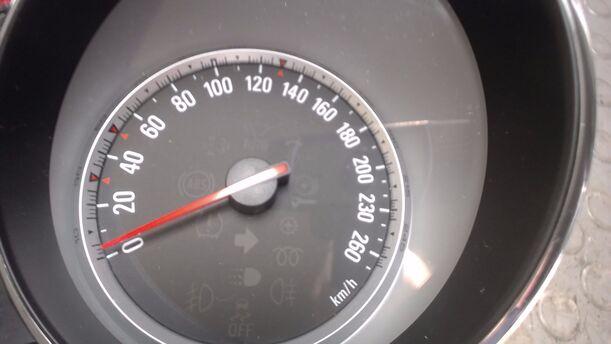 Foto: TACHOEINHEIT (ENTHEIRATET) eines Opel Astra 2.0 CDTI DPF Style