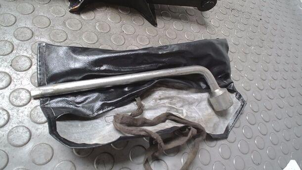 Foto: WAGENHEBER / WERKZEUG eines Mazda 626 2.0 Style