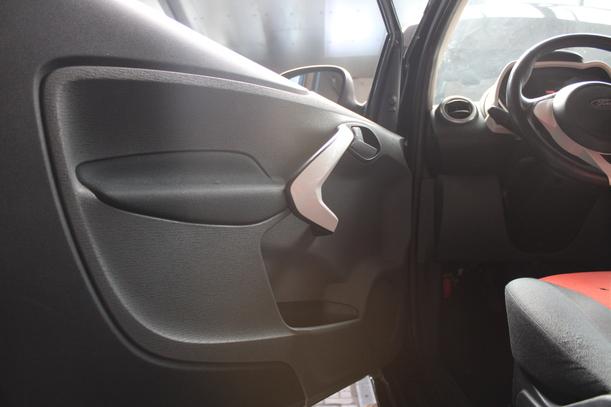Foto: TÜR VORN LINKS eines Ford Ka 1.2 Style
