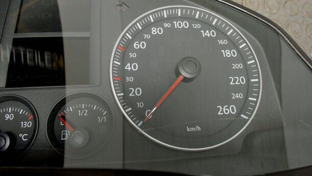 Foto: TACHOEINHEIT / KOMBIINSTRUMENT eines VW Golf 1.9 TDI Style