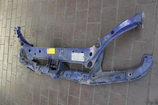 Foto: FRONTBLECH / SCHLOSSTRÄGER eines Ford Focus Turnier Style