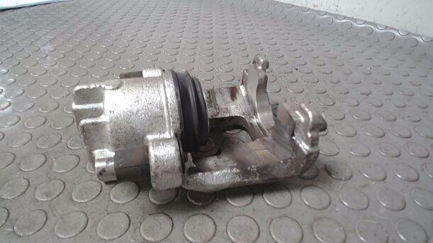Foto: BREMSSATTEL VORNE RECHTS NEUWERIG) eines Ford Focus Turnier Style