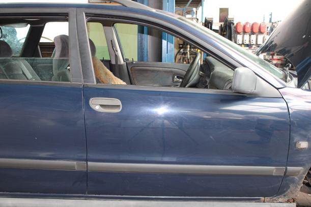 Foto: TÜR VORNE RECHTS eines Volvo V40 1.8 Style