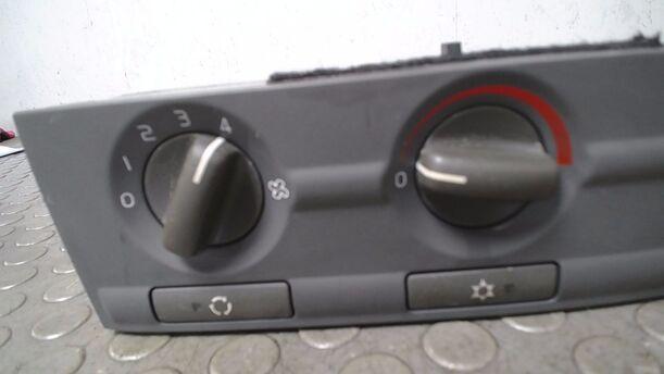 Foto: HEIZUNGSBETÄTIGUNG eines Volvo V40 1.8 Style