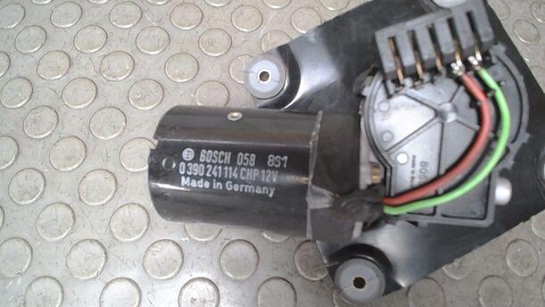 Foto: SCHEIBENWISCHERMOTOR eines Volvo V40 1.8 Style