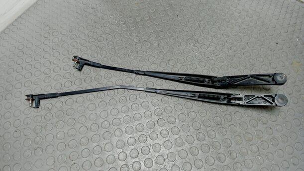 Foto: SCHEIBENWISCHERARME VORN eines VW Golf 1.9 TDI Style