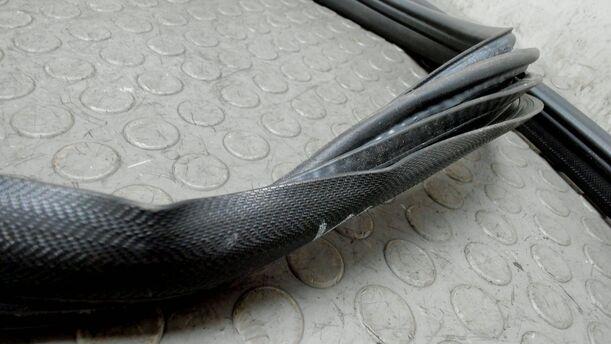 Foto: TÜRDICHTUNG VORN LINKS eines VW Sharan 1.8 5V Turbo Style