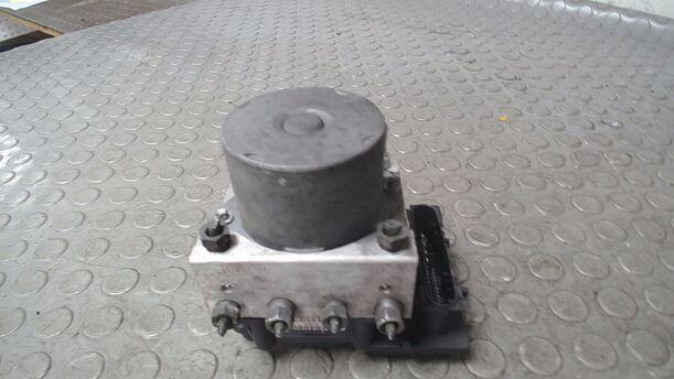 Foto: HAUTBREMSAGGREGAT ABS eines Nissan Micra 1.5 dCi Style