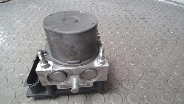 Foto: HAUTBREMSAGGREGAT ABS eines Nissan Micra 1.5 dCi Style