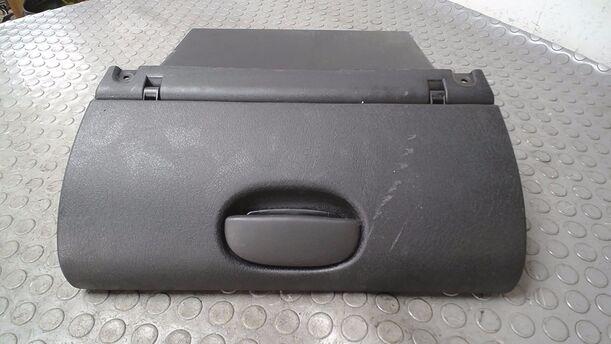 Foto: HANDSCHUFACH eines Opel Corsa Style