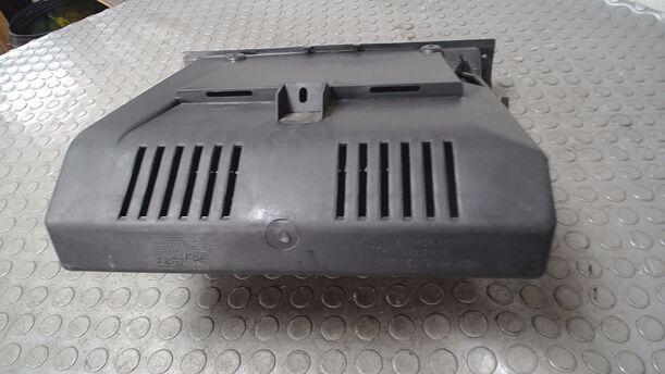 Foto: HANDSCHUFACH eines Opel Corsa Style
