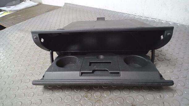 Foto: HANDSCHUFACH eines Opel Corsa Style