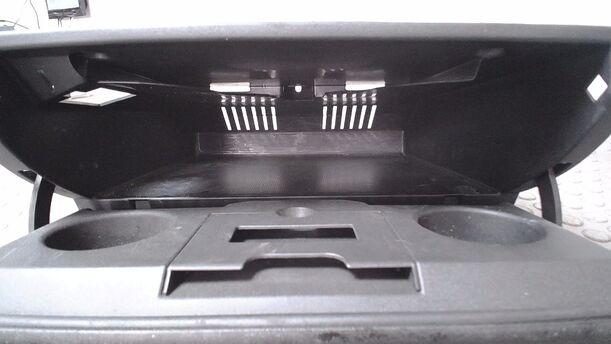 Foto: HANDSCHUFACH eines Opel Corsa Style