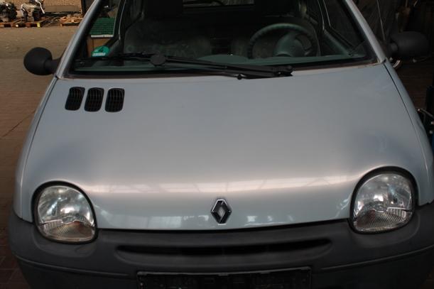 Foto: MOTORHAUBE eines Renault Twingo 1.2 Style
