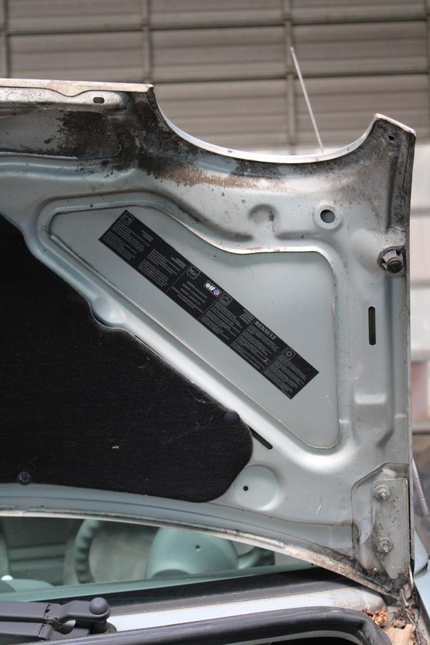 Foto: MOTORHAUBE eines Renault Twingo 1.2 Style