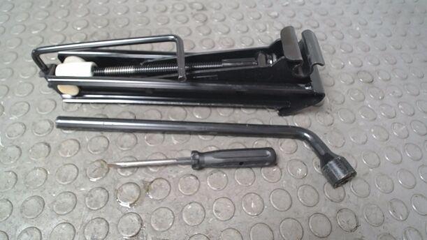 Foto: WAGENHEBER / BORDWERKZEUG eines Opel Corsa Style