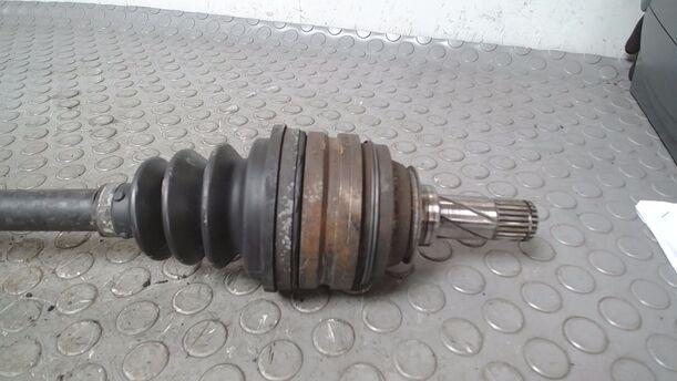 Foto: ANTRIEBSWELLE LINKS eines Opel Corsa Style