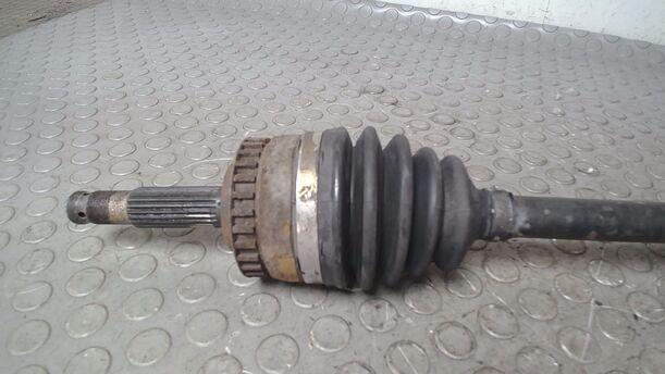 Foto: ANTRIEBSWELLE LINKS eines Opel Corsa Style