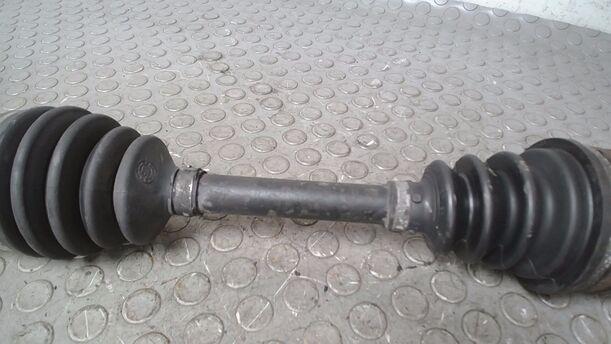 Foto: ANTRIEBSWELLE LINKS eines Opel Corsa Style