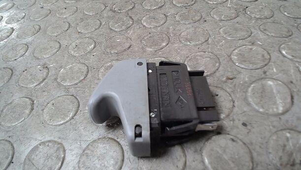 Foto: FENSTERHEBERSCHALTER eines Renault Twingo 1.2 Style