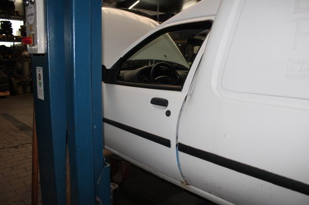 Foto: TÜR VORNE LINKS eines Ford Fiesta Courier Style