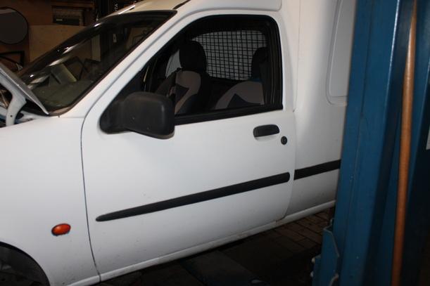 Foto: TÜR VORNE LINKS eines Ford Fiesta Courier Style