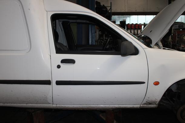 Foto: TÜR VORNE RECHTS eines Ford Fiesta Courier Style
