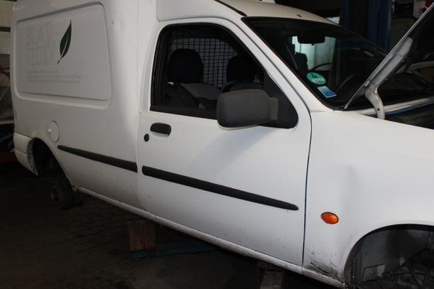 Foto: TÜR VORNE RECHTS eines Ford Fiesta Courier Style