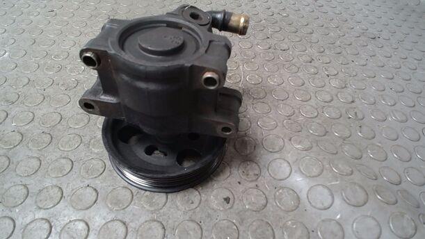 Foto: LENKGETRIEBEPUMPE / SERVOPUMPE eines Ford Fiesta Courier Style