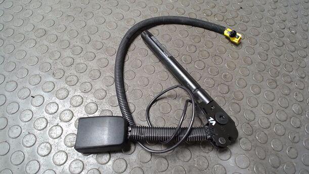 Foto: GURTSTRAFFER VORNE LINKS eines Ford Fiesta Courier Style