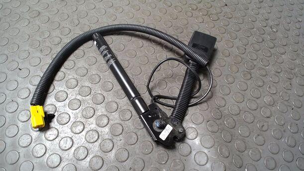 Foto: GURTSTRAFFER VORNE LINKS eines Ford Fiesta Courier Style