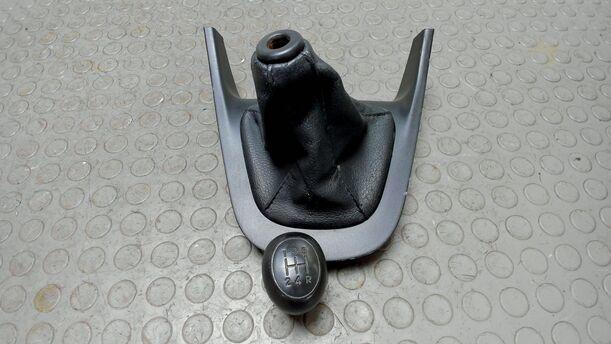 Foto: VERKLEIDUNG SCHALTHEBEL / WÄHLHEEBEL eines Hyundai i10 1.1 Style
