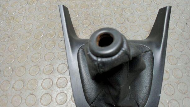 Foto: VERKLEIDUNG SCHALTHEBEL / WÄHLHEEBEL eines Hyundai i10 1.1 Style