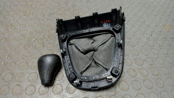 Foto: VERKLEIDUNG SCHALTHEBEL / WÄHLHEEBEL eines Hyundai i10 1.1 Style
