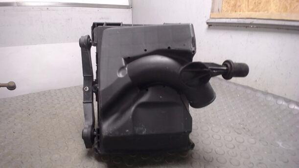 Foto: LUFTFILTERKASTEN eines Opel Corsa 1.2 16V Style