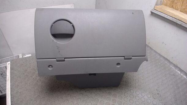 Foto: HANDSCHUFACH eines Opel Corsa 1.2 16V Style