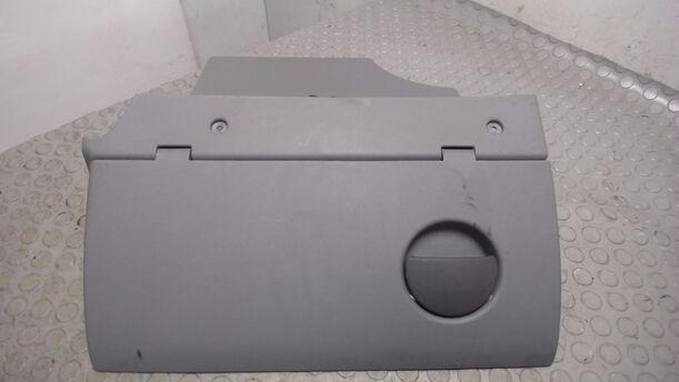 Foto: HANDSCHUFACH eines Opel Corsa 1.2 16V Style