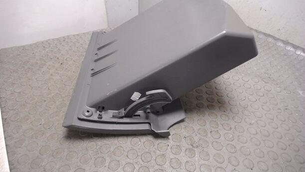 Foto: HANDSCHUFACH eines Opel Corsa 1.2 16V Style