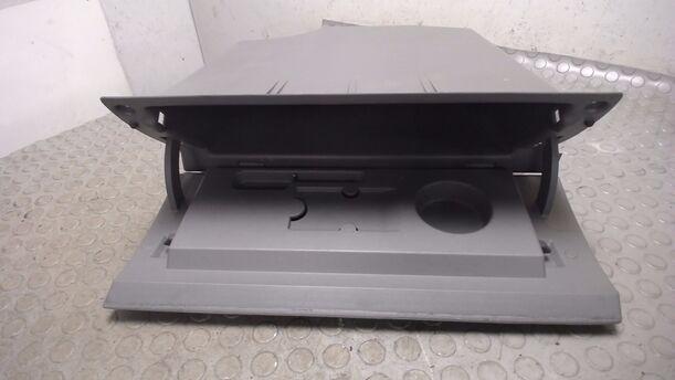 Foto: HANDSCHUFACH eines Opel Corsa 1.2 16V Style