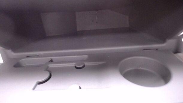 Foto: HANDSCHUFACH eines Opel Corsa 1.2 16V Style
