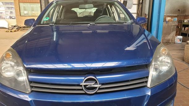 Foto: MOTORHAUBE eines Opel Astra 1.6 Caravan Style