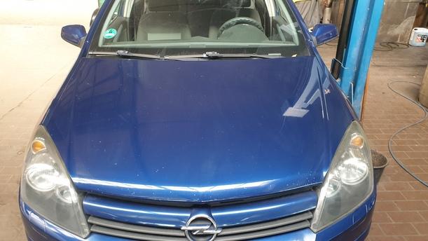 Foto: MOTORHAUBE eines Opel Astra 1.6 Caravan Style