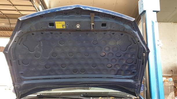 Foto: MOTORHAUBE eines Opel Astra 1.6 Caravan Style